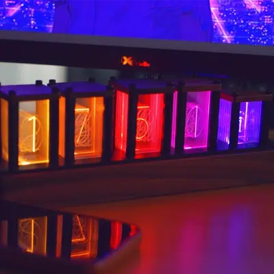 Valnötsklocka med led siffror