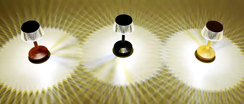Dimmbar och uppladdningsbar bordslampa