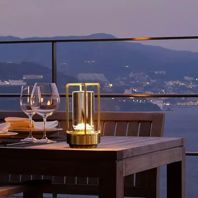 Bordslampa lantern design led gold